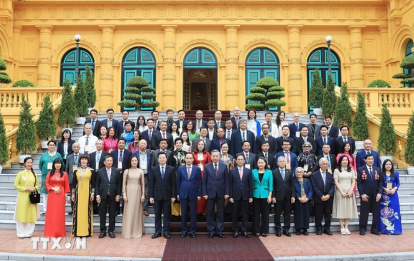 Tổng Bí thư, Chủ tịch nước Tô Lâm với Đoàn kiều bào tiêu biểu về dự Hội nghị người Việt Nam ở nước ngoài toàn thế giới lần thứ IV và Diễn đàn Tri thức và chuyên gia Việt Nam ở nước ngoài. (Ảnh: Lâm Khánh/TTXVN)