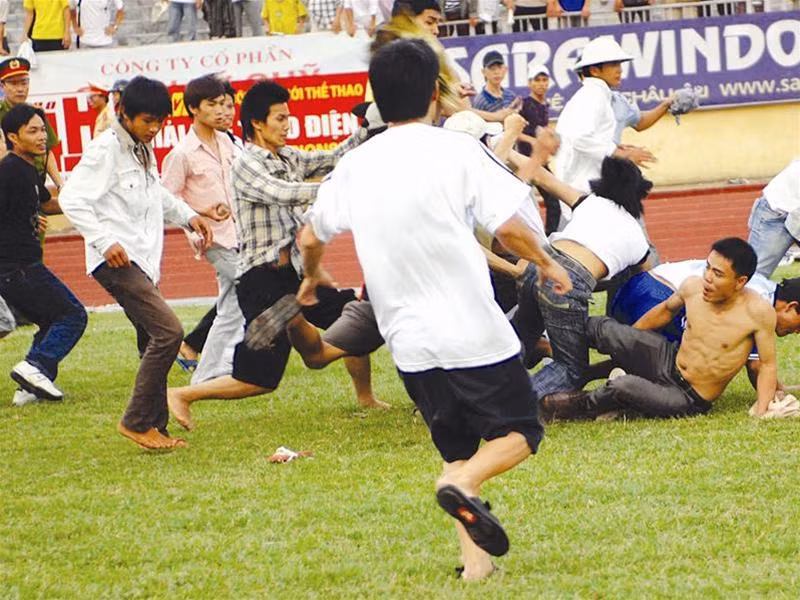 Loạn đả trên sân Vinh