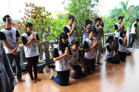 Thế hệ trẻ dòng họ Vũ - Võ trong lễ dâng hương và cầu nguyện anh linh Đại tướng