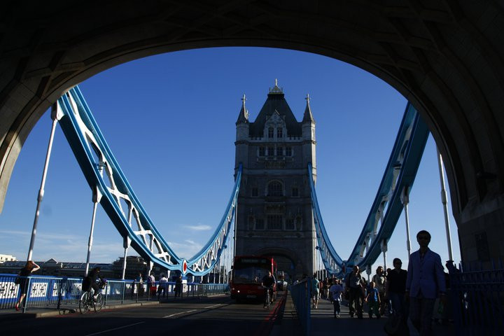 London đẹp như một bức tranh Tháp London qua mọi góc nhìn Dòng sông Thames yên bình London Eye - một trong những biểu tượng của London Big Ben trứ danh Cây cầu Golden Jubilee. Từ đây có thể dễ dàng thấy đc cả 2 biểu tượng của London là London Eye và Big Ben. Cây cầu Southpark lung linh trong ánh điện Cây cầu Westminster nổi tiếng Chiều tàn cuối đông Richmond Một góc nhỏ của Portobello London ấm áp sắc xuân với màu hồng tươi của hoa đào nở Sự bình yên bao trùm lên London khi màn đêm buông xuống Bắt gặp người nghệ sĩ đang say sưa với những giai điệu nhạc vào một chiều cuối đông.
