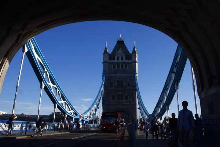 London đẹp như một bức tranh Tháp London qua mọi góc nhìn Dòng sông Thames yên bình London Eye - một trong những biểu tượng của London Big Ben trứ danh Cây cầu Golden Jubilee. Từ đây có thể dễ dàng thấy đc cả 2 biểu tượng của London là London Eye và Big Ben. Cây cầu Southpark lung linh trong ánh điện Cây cầu Westminster nổi tiếng Chiều tàn cuối đông Richmond Một góc nhỏ của Portobello London ấm áp sắc xuân với màu hồng tươi của hoa đào nở Sự bình yên bao trùm lên London khi màn đêm buông xuống Bắt gặp người nghệ sĩ đang say sưa với những giai điệu nhạc vào một chiều cuối đông.