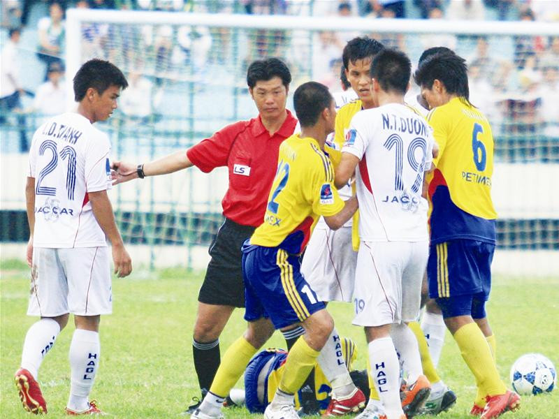 Đụng độ, “chuyện thường ngày ở huyện” trên sân cỏ Việt Nam - Ảnh: T.Vũ