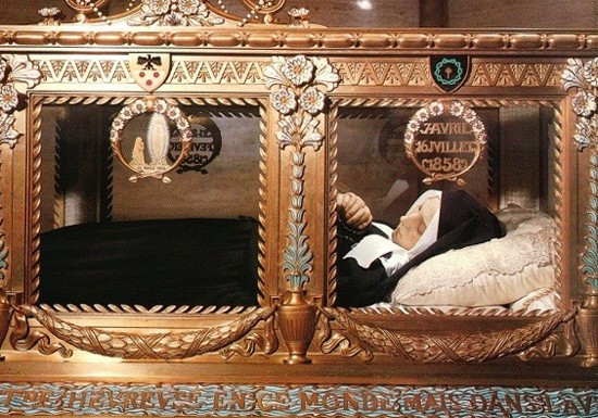 Bí ẩn xác người đàn ông bị chôn gần 300 năm vẫn nguyên vẹn ảnh 1