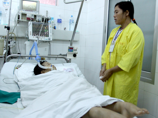 Bùi Thị Chúc (10 tuổi), quê Xuân Trường, Nam Định nằm mê man bất tỉnh tại Khoa Hồi sức Tích cực tại bệnh viện Việt Đức