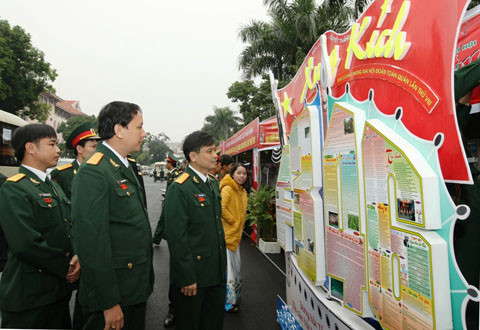 Tham quan các sản phẩm tiêu biểu của thanh niên quân đội trưng bày tại Đại hội