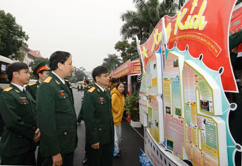 Tham quan các sản phẩm tiêu biểu của thanh niên quân đội trưng bày tại Đại hội. Tham quan các sản phẩm tiêu biểu của thanh niên quân đội trưng bày tại Đại hội