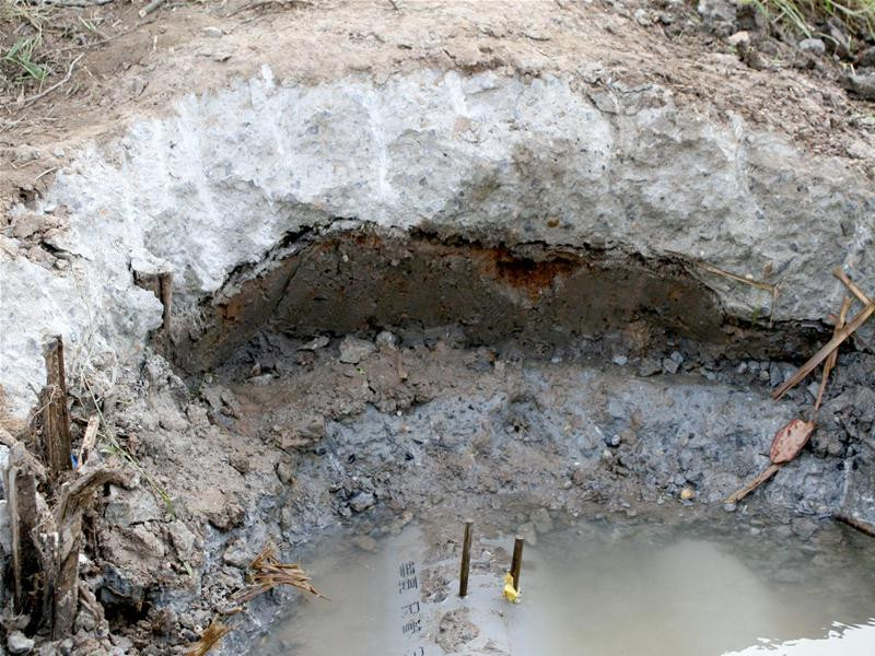 Nếu người dân có nghi ngờ đập 1 lớp bê tông đi thì cũng không thể thấy đường ống xả chất thải, vì tiếp đó là 1 lớp đất sau đó lại là 1 lớp bê tông rồi mới đến đường ống. Ảnh Minh Đức