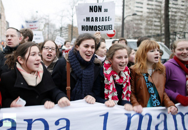 Dù nhiều người ủng hộ hôn nhân đồng tính song việc cho phép các cặp đồng tính nhận con nuôi lại bị người dân Pháp phản đối kịch liệt