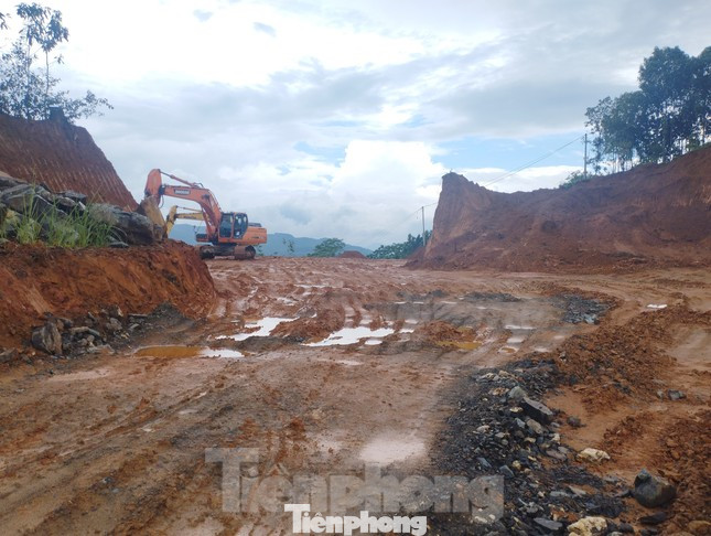 Rất nhiều khu vực đất đồi quanh xã Ngòi A và thị trấn Mậu A, huyện Văn Yên bị xẻ thịt phục vụ làm mặt bằng cho dự án. Rất nhiều khu vực đất đồi quanh xã Ngòi A và thị trấn Mậu A, huyện Văn Yên bị xẻ thịt phục vụ làm mặt bằng cho dự án.