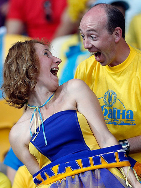 CĐV Ukraine ăn mừng chiến thắng. Ảnh: EPA