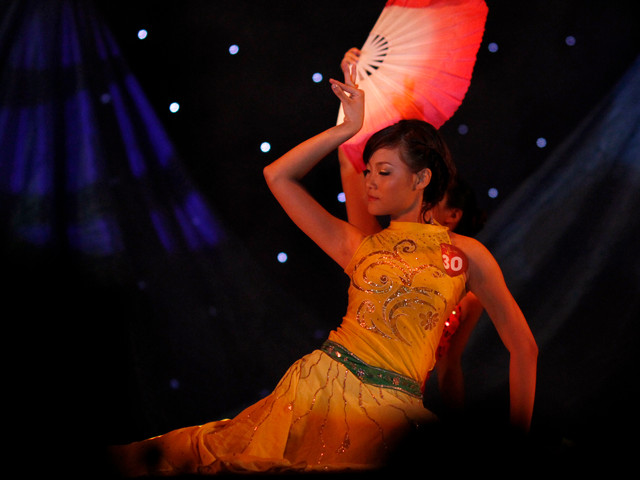 Biểu diễn trên sân khấu Chung kết Miss Đại Nam - Hương sắc Đại Nam 2012, Nguyễn Thị Mai Hương (thí sinh đạt giải Hoa khôi năm nay) mang đến màn múa Chim công