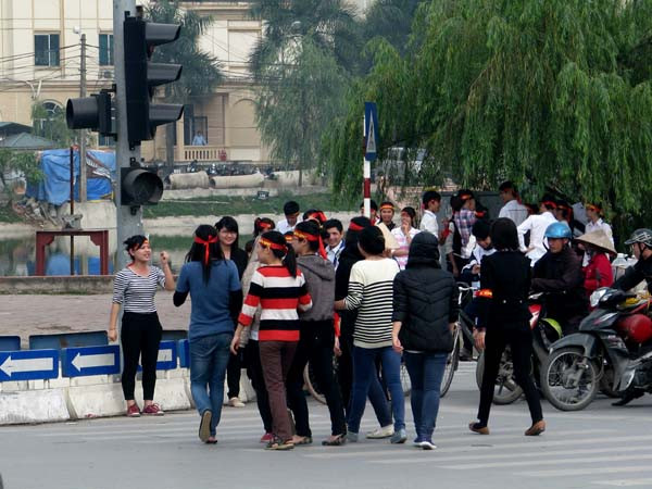 Các thành viên với băng rôn quanh đầu 