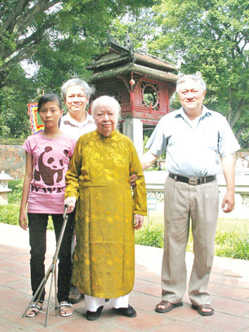 Cụ bà Trịnh Văn Bô tại Văn Miếu Quốc Tử Giám. Cụ bà Trịnh Văn Bô tại Văn Miếu Quốc Tử Giám