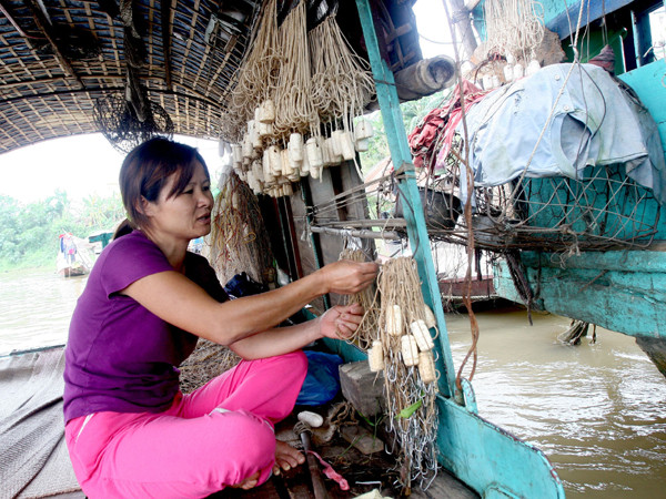 Chị Nguyễn Thị Hương (vợ anh Dũng) mưu sinh bằng nghề chài lưới. Chị Nguyễn Thị Hương (vợ anh Dũng) mưu sinh bằng nghề chài lưới