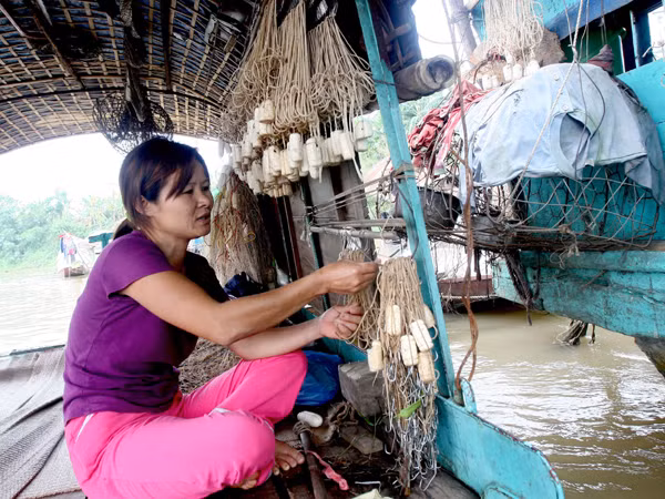 Chị Nguyễn Thị Hương (vợ anh Dũng) mưu sinh bằng nghề chài lưới
