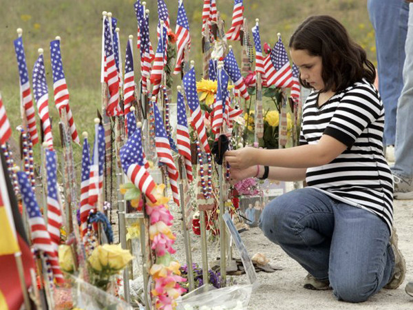 Đặt hoa và cờ tại đài tưởng niệm