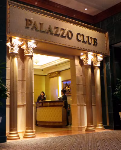 Câu lạc bộ Palazzo trực thuộc Công ty Đại Dương nằm trên tầng 1, bên trái của sảnh vào khách sạn Sheraton Sài Gòn, quận 1. Địa chỉ này chỉ dành cho khách trên 18 tuổi, mang hộ chiếu nước ngoài.