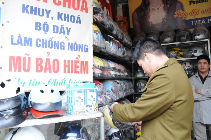 Lực lượng quản lý thị trường kiểm tra chất lượng MBH tại Hà Nội. Ảnh: Phong Cầm