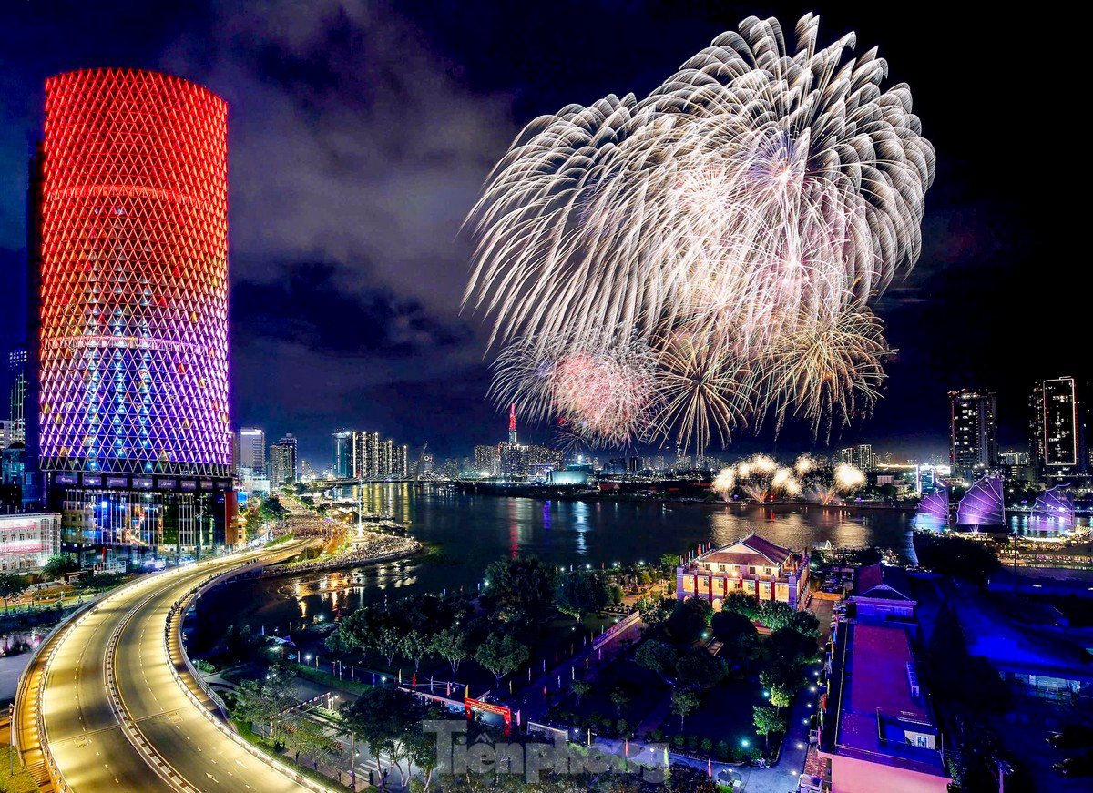 Nhiều tuyến đường ở trung tâm TPHCM sẽ cấm các phương tiện lưu thông từ 0 giờ đến 0 giờ 15 ngày 1/1/2025 để tổ chức bắn pháo hoa nghệ thuật đón chào năm mới 2025. Ảnh minh họa: Duy Anh - Phạm Nguyễn Nhiều tuyến đường ở trung tâm TPHCM sẽ cấm các phương tiện lưu thông từ 0 giờ đến 0 giờ 15 ngày 1/1/2025 để tổ chức bắn pháo hoa nghệ thuật đón chào năm mới 2025. Ảnh minh họa: Duy Anh - Phạm Nguyễn