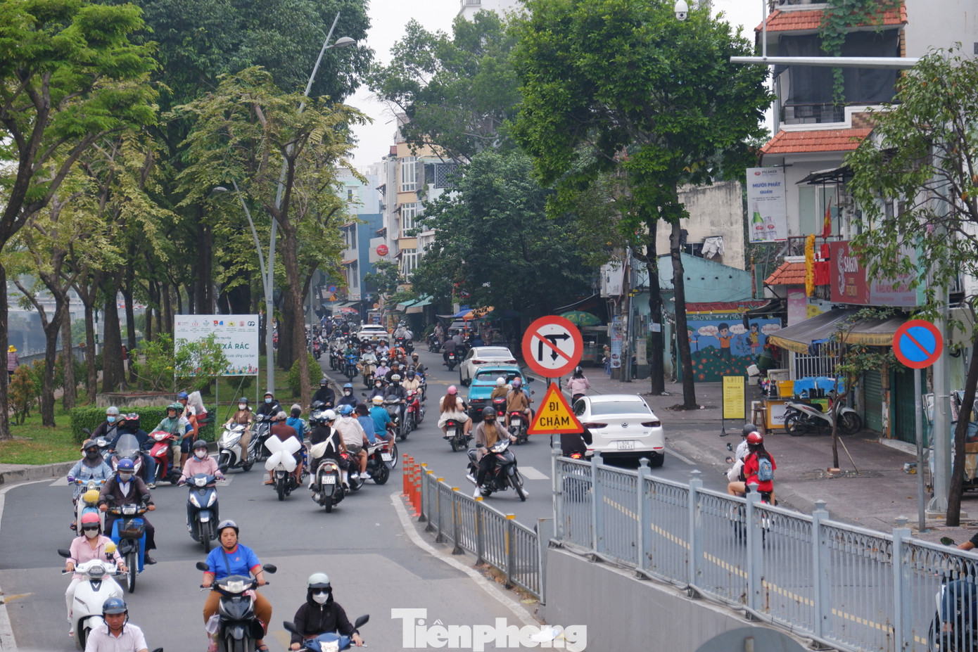Trước đó, thông tin với PV, ông Lê Đình Quyết, Trưởng Phòng dự báo khí tượng thủy văn, Đài Khí tượng thủy văn khu vực Nam bộ cho biết, nguyên nhân gây sương mù những ngày cuối năm tại TPHCM là do độ ẩm không khí cao tạo nên lớp mù tại tầng gần mặt đất. "Với hiện tượng này, dịp Tết dương lịch và đến Tết âm lịch, vẫn có một số ngày xảy ra sương mù"- ông Quyết nhận định