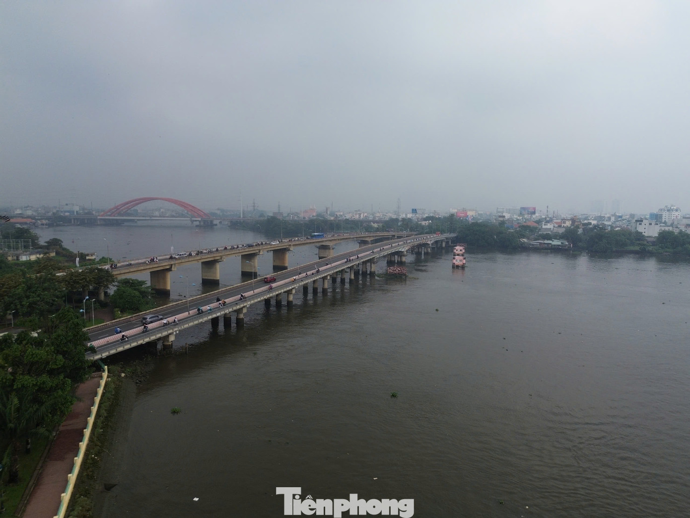 Cầu Bình Triệu 1 (bên phải) sẽ được nâng tĩnh không thông thuyền lên 7m. Ảnh: CTV