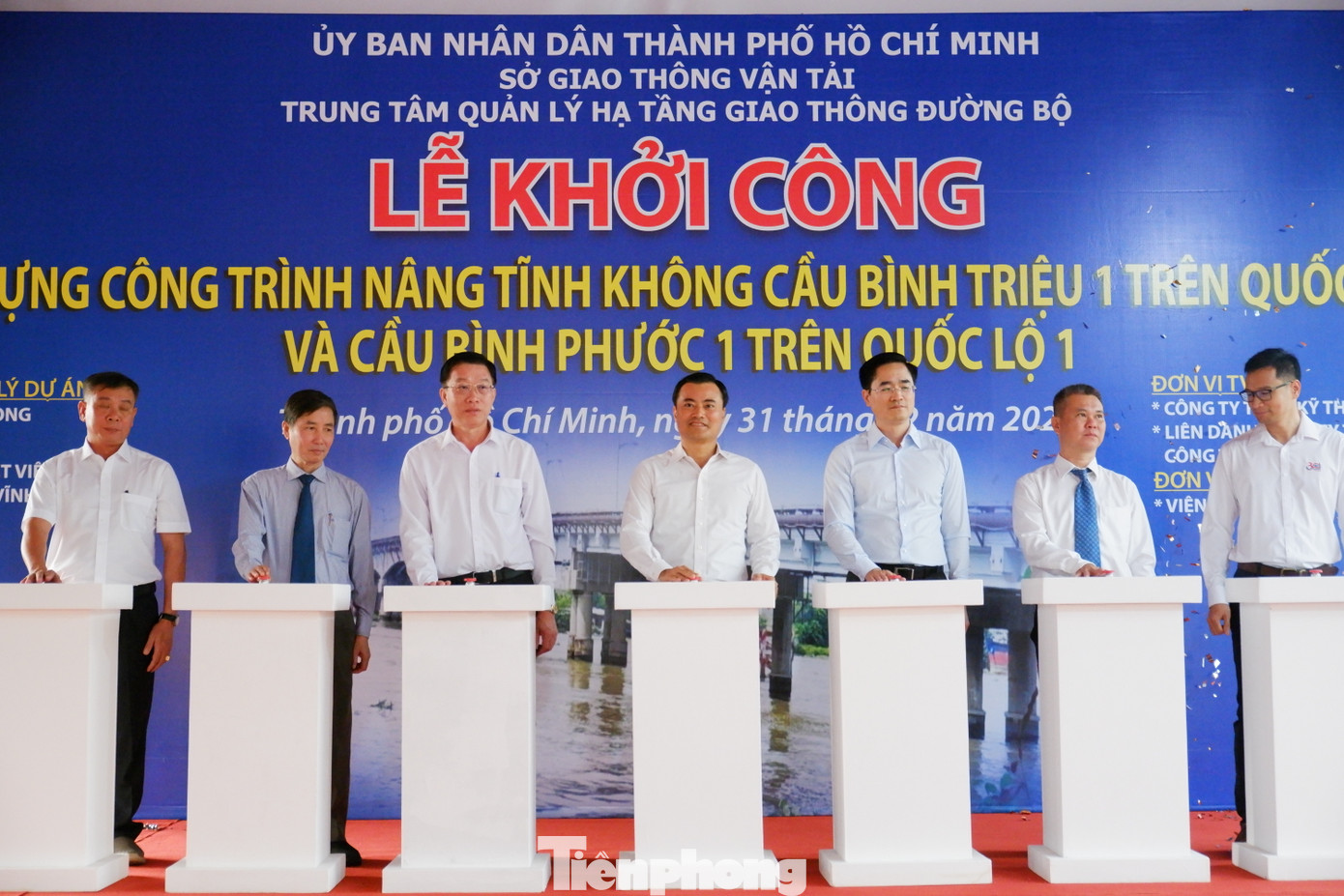 Các đại biểu thực hiện nghi thức khởi công dự án nâng tĩnh không cầu Bình Triệu 1 và cầu Bình Phước 1. Ảnh: Hữu Huy