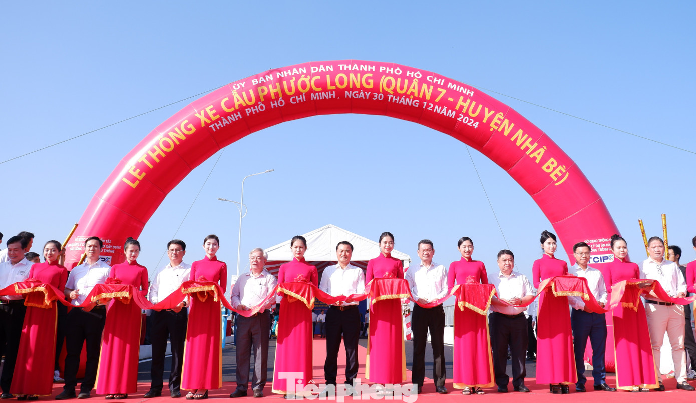 TPHCM tổ chức thông xe 4 công trình giao thông trong ngày 30/12. Ảnh: Hữu Huy.