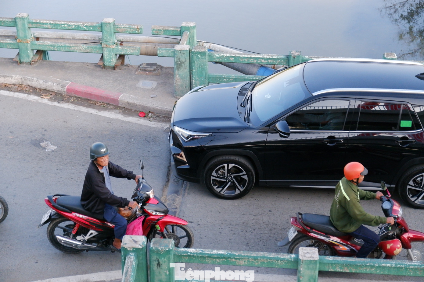 Trước khi cầu Phước Long mới hoàn thành, người dân phải đi lại trên cầu cũ chật hẹp, thường xuyên ùn tắc trong giờ cao điểm. Ảnh: Hữu Huy.