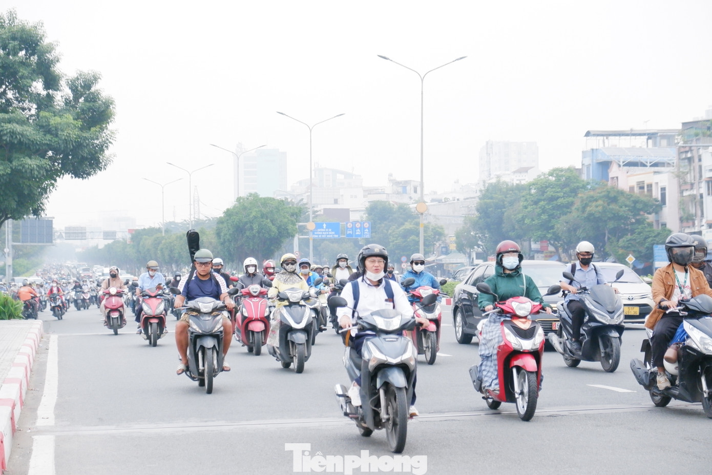 Theo ghi nhận của PV, lúc gần 9 giờ sáng, khắp nơi ở TPHCM vẫn bị bao phủ bởi lớp sương mù dày đặc. Các toà nhà cao tầng, khu dân cư bị che khuất, mờ ảo bởi màn sương trắng mờ đục.