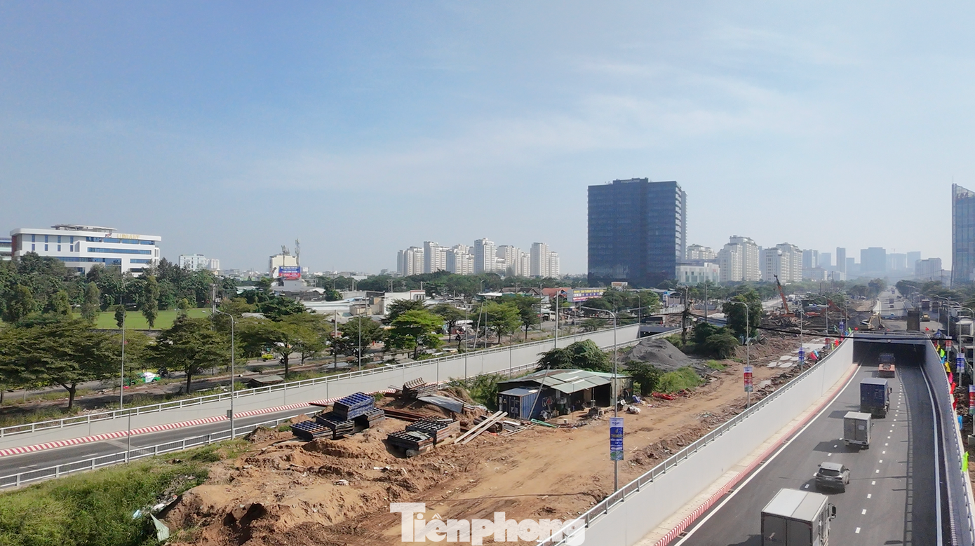 Ban Giao thông cùng các nhà thầu, tư vấn tiếp tục thi công hoàn thành các hạng còn lại tại khu vực giao lộ Nguyễn Văn Linh - Nguyễn Hữu Thọ và đưa toàn bộ nút giao này vào hoạt động trước ngày 20/1/2025.