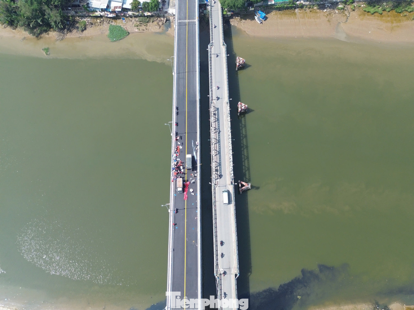 Cầu Phước Long mới (bên trái).
