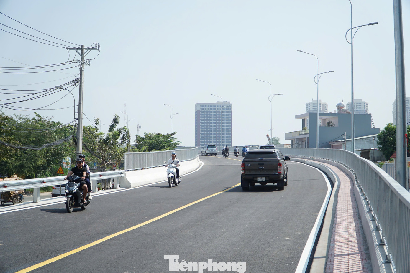 Những chuyến xe đầu tiên đi qua cầu Phước Long mới.