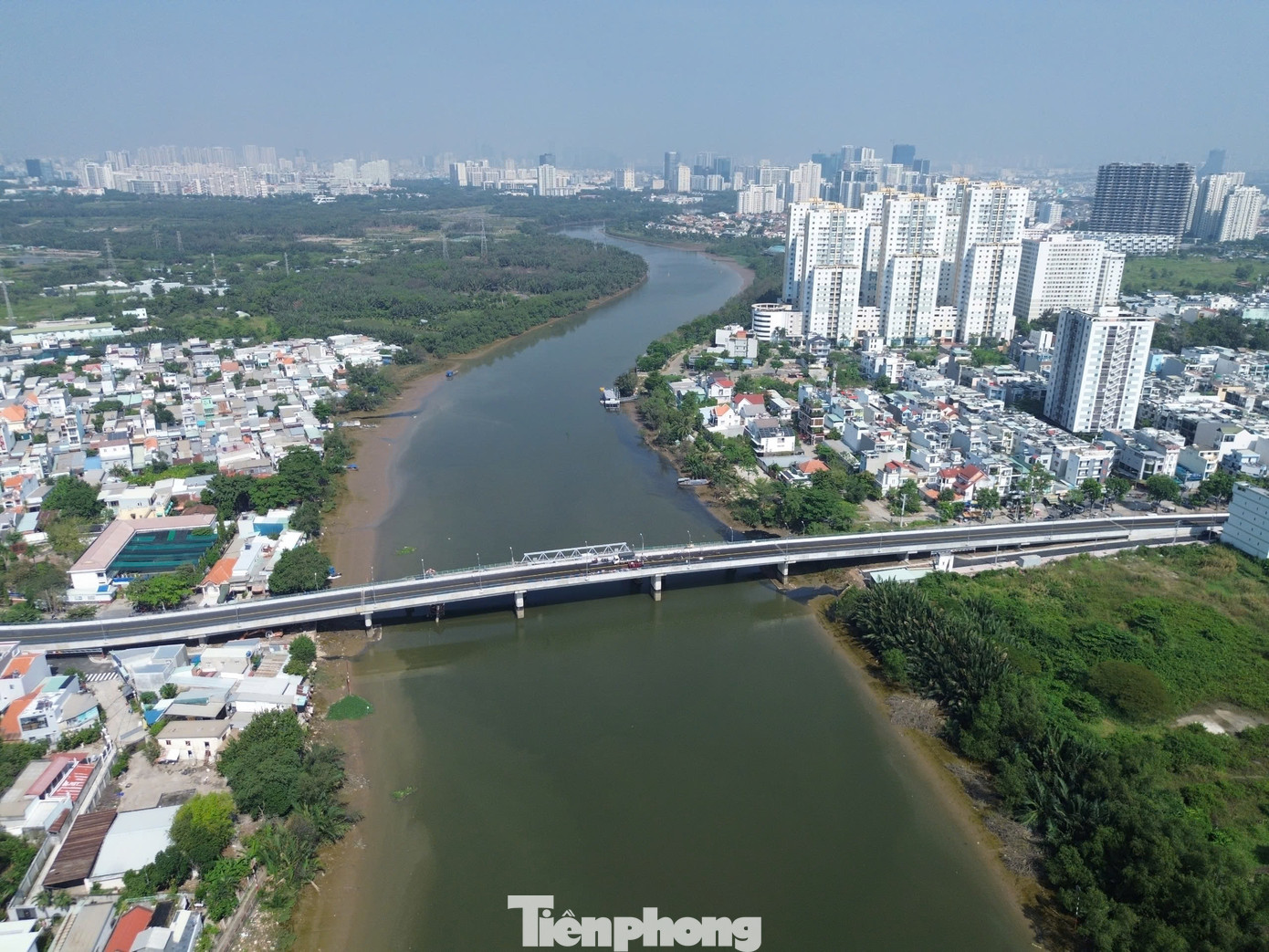 Cầu Phước Long (nối quận 7 với huyện Nhà Bè, TPHCM).