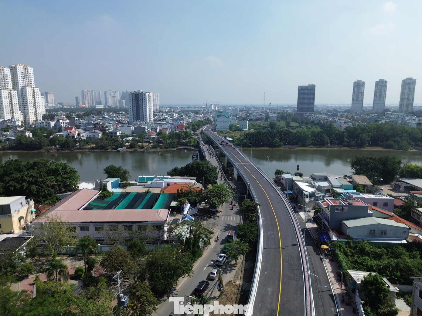 Sau khi hoàn thành và thông xe, cầu Phước Long mới góp phần giải tỏa ùn tắc cho khu vực.