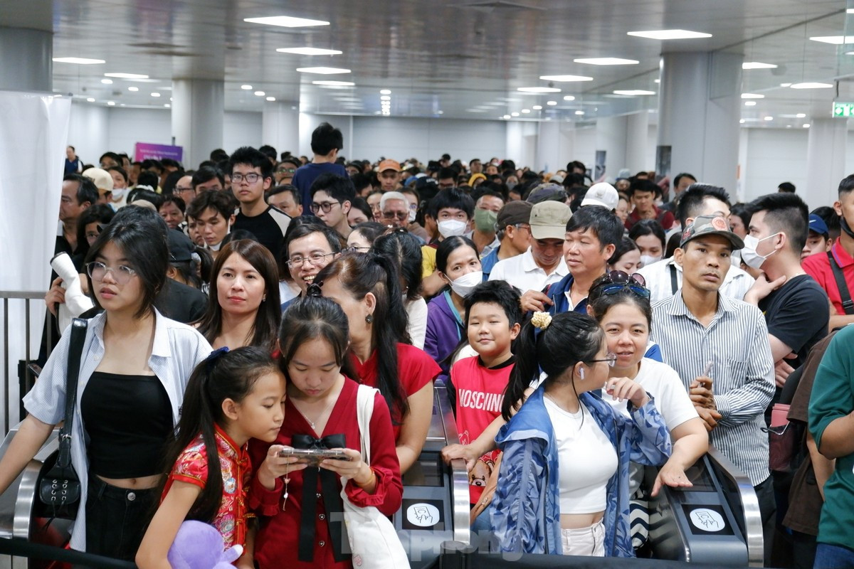 Hành khách xếp hàng chờ đến lượt đi tàu metro TPHCM trong dịp cuối tuần. Ảnh: Hữu Huy