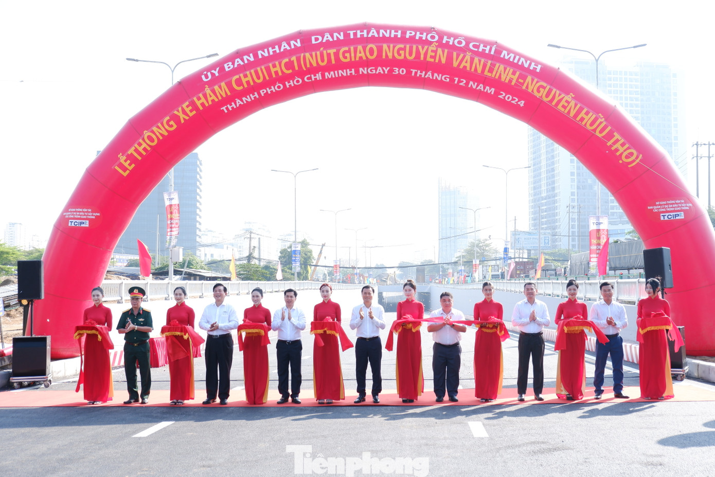 Các đại biểu thực hiện nghi thức thông xe hầm chui HC1 thuộc dự án nút giao Nguyễn Văn Linh - Nguyễn Hữu Thọ.