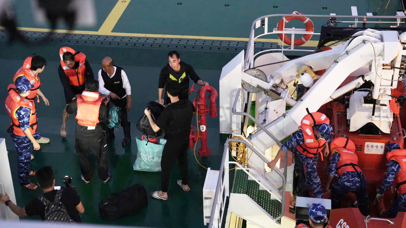Các thuyền viên được đưa lên tàu CSB 8005. Ảnh: Bộ Tư lệnh Vùng Cảnh sát biển 3