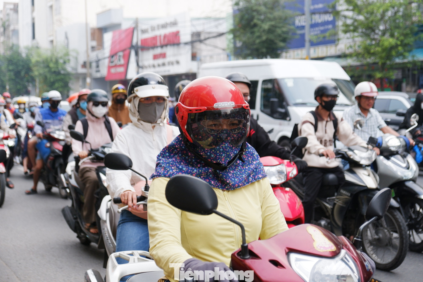 "Nồng độ bụi mịn PM 2.5 tại TPHCM hiện cao gấp 11,4 lần giá trị theo hướng dẫn về chất lượng không khí hàng năm của WHO"- Air Visual cho biết.