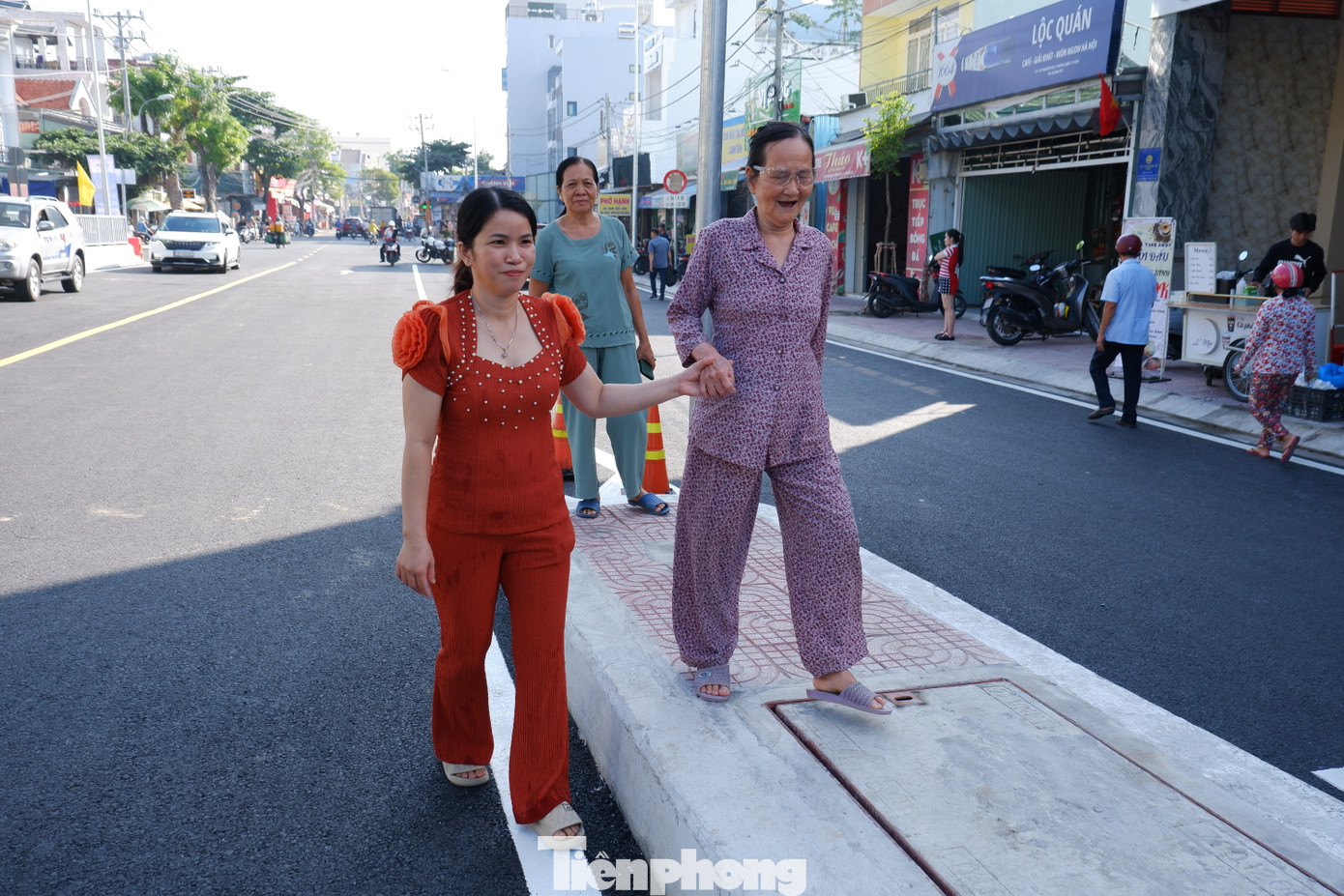 Người dân vui mừng khi cầu Phước Long mới thông xe.