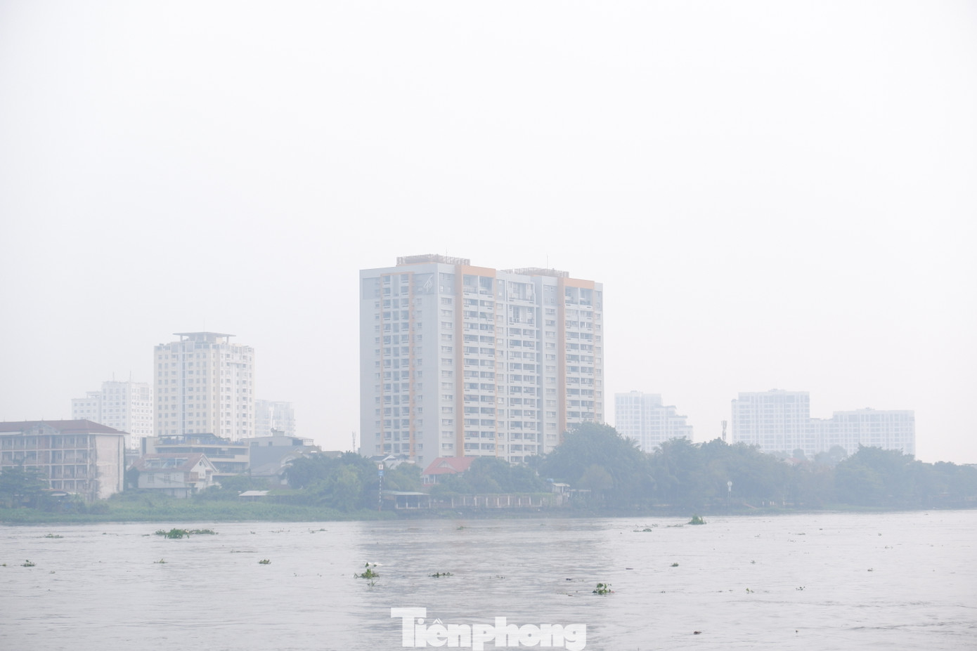 Với tầm nhìn khoảng 1km, các khu vực ven sông Sài Gòn như cầu Bình Triệu, các tòa nhà cao tầng đều bị che phủ, tạo nên một khung cảnh mờ ảo.