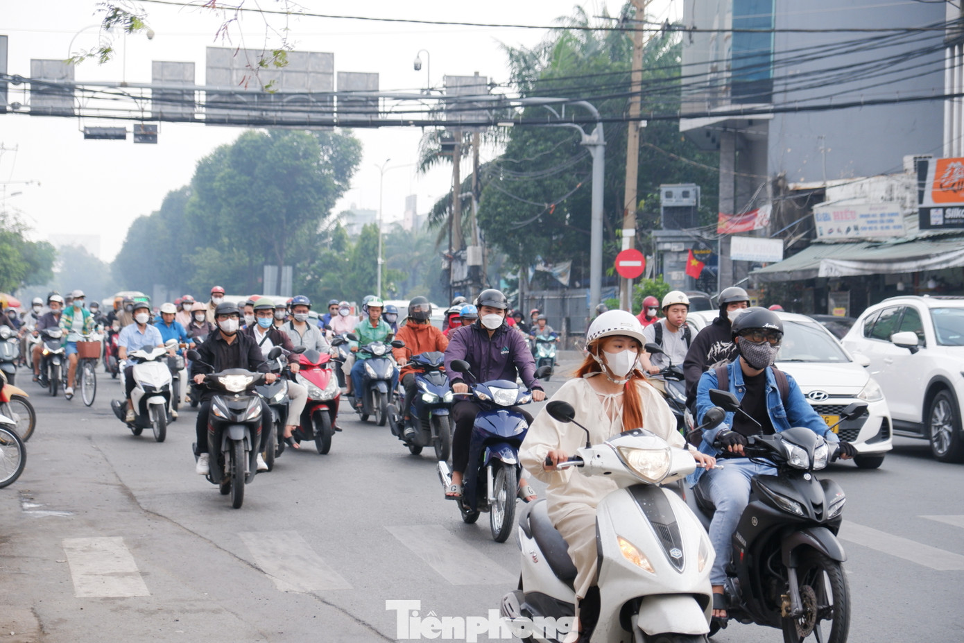 Cụ thể, theo ứng dụng Air Visual, nồng độ bụi mịn PM 2.5 (bụi mịn PM2.5 là vật chất dạng hạt trôi nổi trong không khí với đường kính bằng 2.5 micromet hoặc nhỏ hơn) tại TPHCM vào lúc 9 giờ sáng 31/12 là 57 µg/m³ (mức cho phép là khoảng 5 µg/m³).