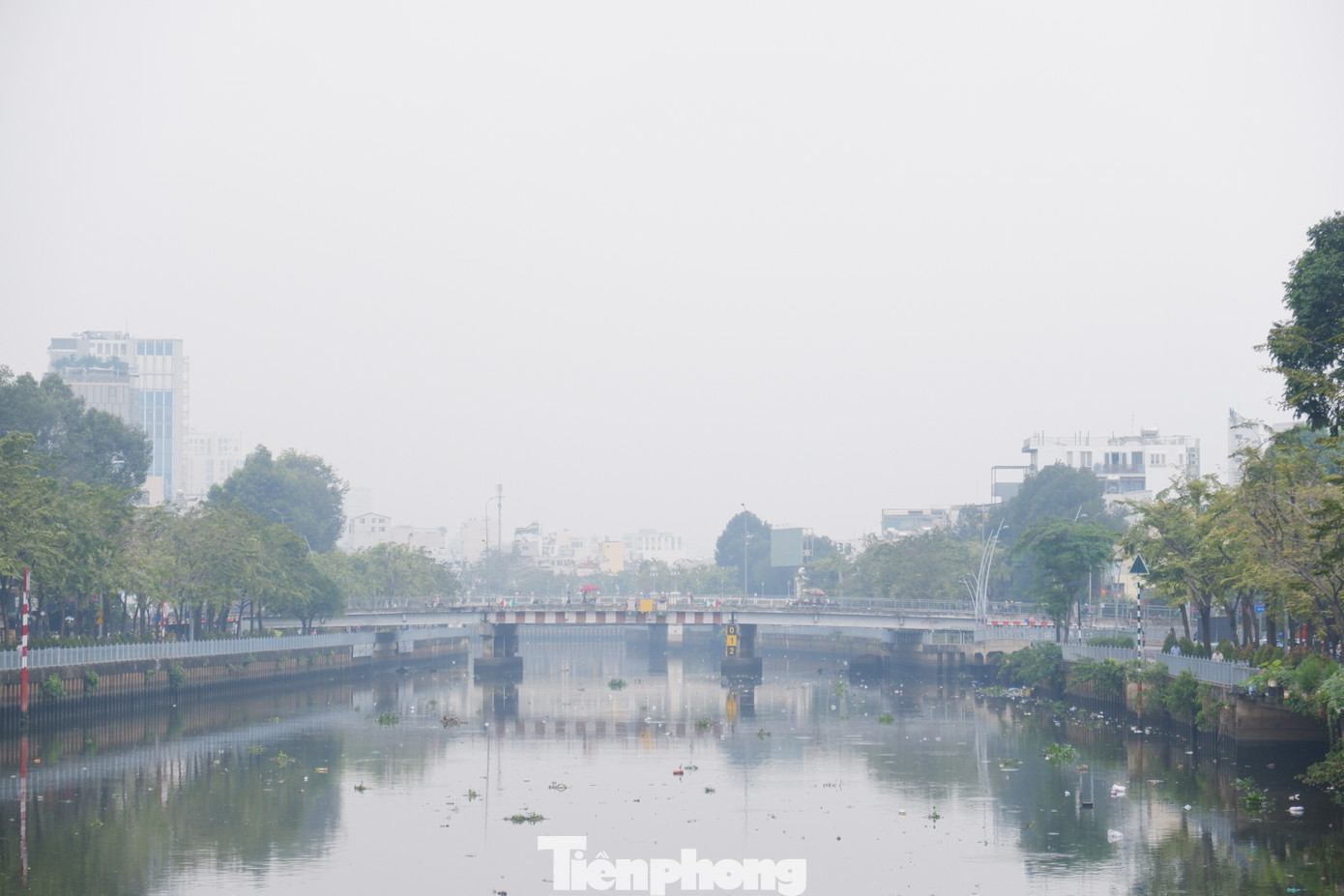 Theo Đài Khí tượng Thủy văn Nam bộ, hiện nay áp cao lạnh lục địa tăng cường yếu xuống Bắc bộ, sau suy yếu và di chuyển ra phía đông. Dự báo áp cao lạnh lục địa sẽ tăng cường trở lại khoảng ngày 2-3/1/2025. Trên cao, áp cao cận nhiệt đới có trục qua Trung bộ hoạt động ổn định. Nhiễu động gió đông trên cao (gây mưa) có xu hướng hoạt động từ 2- 3/1/2025 và tác động đến khu vực.