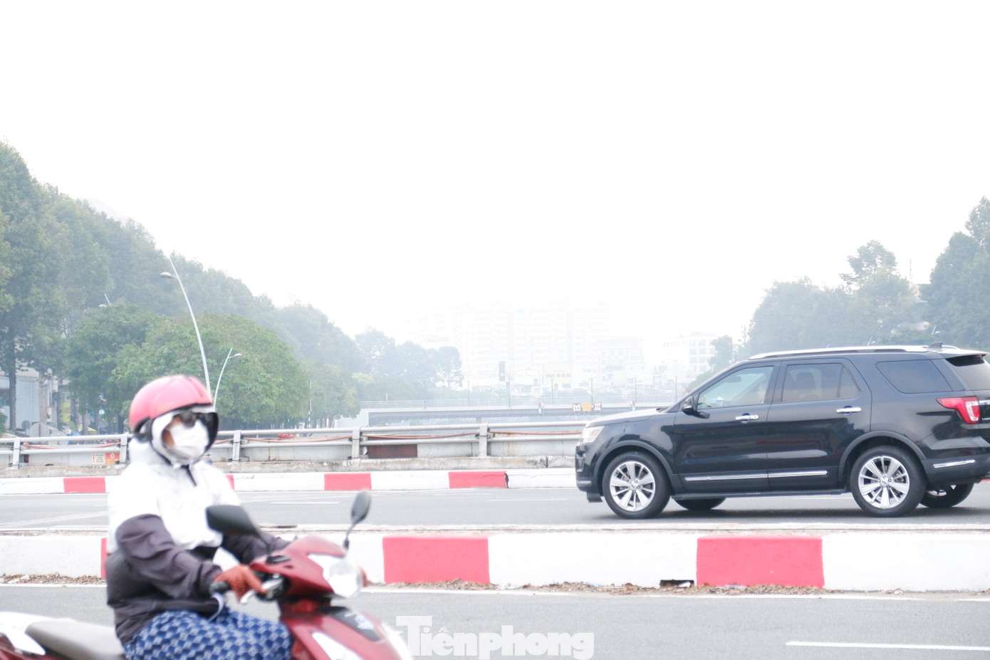 Sáng 31/12, thời tiết TPHCM mát mẻ, nhiệt độ thấp nhất khoảng 22-24 độ C, trời nắng yếu, sương mù dày đặc xuất hiện nhiều nơi.