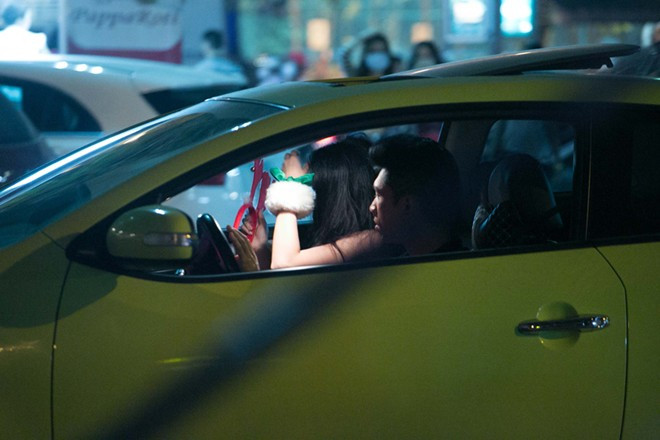 Lương Bằng Quang đưa đón Trương Nhi trên chiếc xe hiệu KIA trị giá hơn 800 triệu đồng, được anh sắm cách đây không lâu. Bài viết: http://news.zing.vn/Truong-Nhi-dien-tat-rach-xuong-pho-cung-ban-trai-post380249.html#category_featured.noibat Nguồn Zing News 