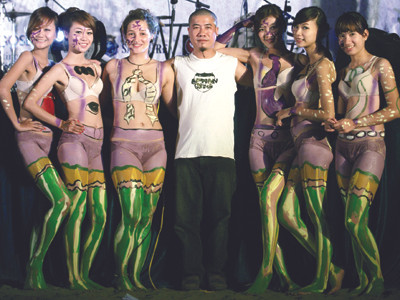 Phương Vũ Mạnh (giữa) với các người mẫu body painting