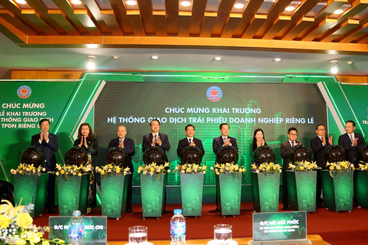 Phó Thủ tướng Chính phủ Lê Minh Khái và các đại biểu bấm nút khai trương hệ thống.