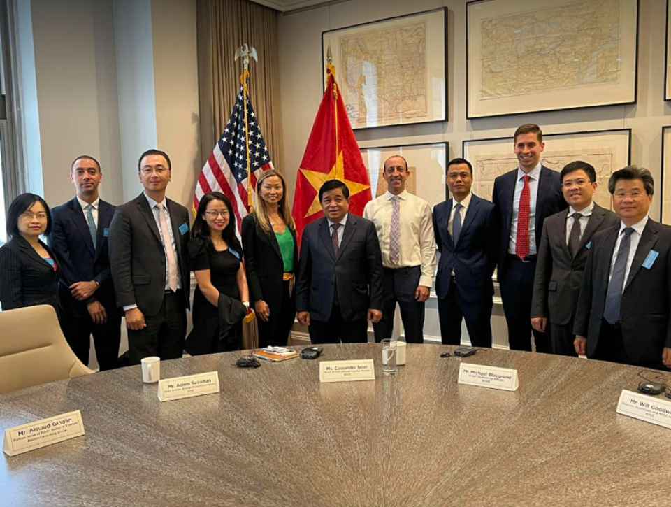 Sở giao dịch chứng khoán New York lưu ý, Việt Nam cần có hệ thống thuế, ngân hàng, khuôn khổ pháp lý liên quan minh bạch, thuận lợi cho nhà đầu tư.