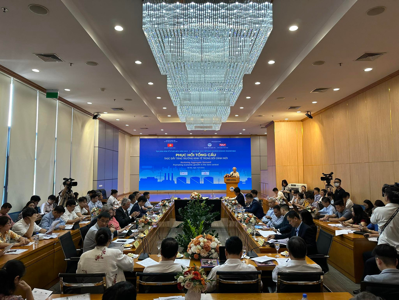 Toạ đàm Phục hồi Tổng cầu, thúc đẩy tăng trưởng kinh tế trong bối cảnh mới.