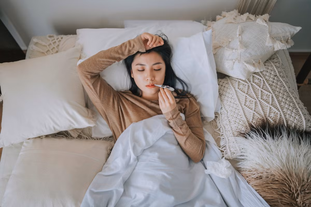Khi bị sốt bạn cần xét nghiệm máu để xem có phải là sốt xuất huyết hay không.
