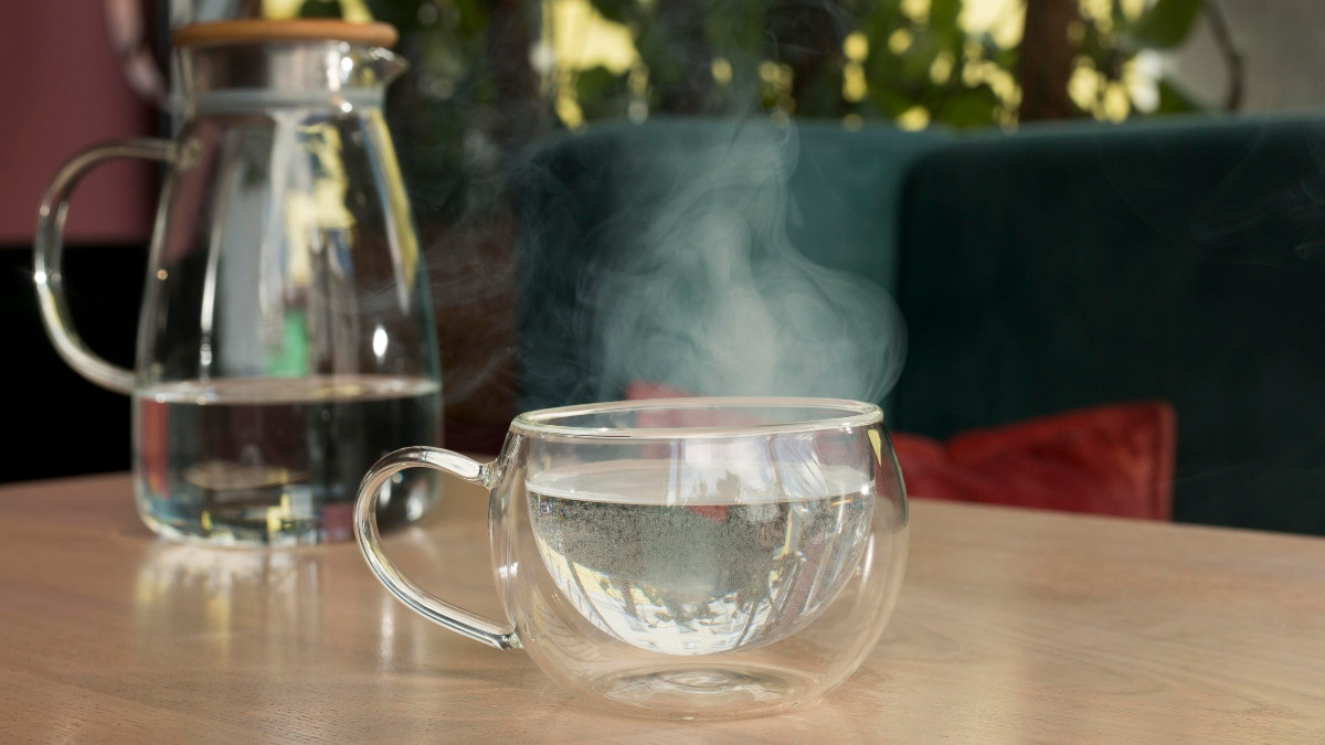 Một cốc nước ấm sau khi ăn là lời khuyên dinh dưỡng lành mạnh. Một cốc nước ấm sau khi ăn là lời khuyên dinh dưỡng lành mạnh.